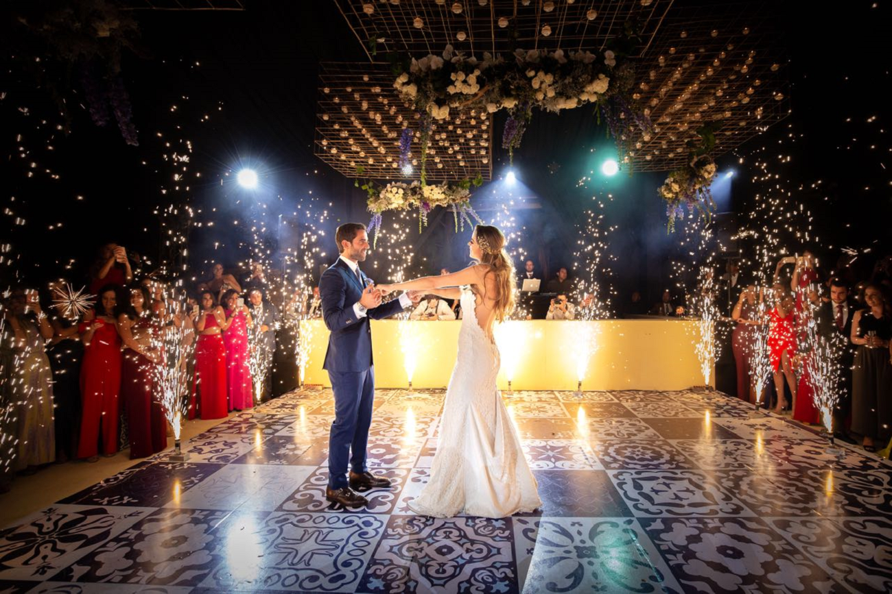 pareja celebrando su boda en jardín trinitarias